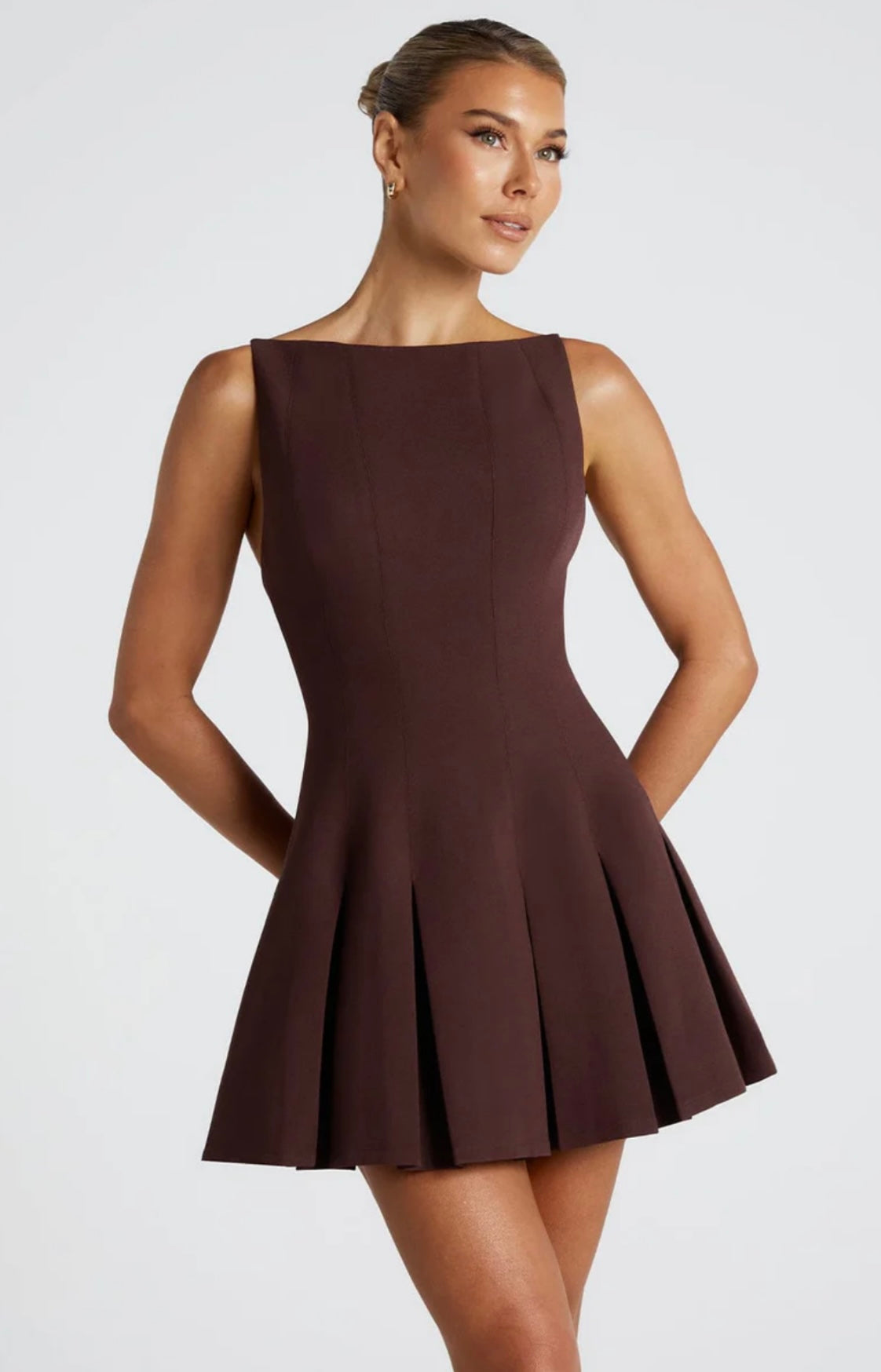 Vintage marrom mini vestido halter sem costas hem plissado - Sallomin